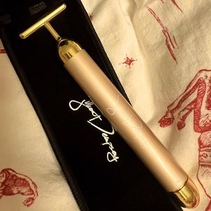 Jillian Dempsey gold sculpting roller